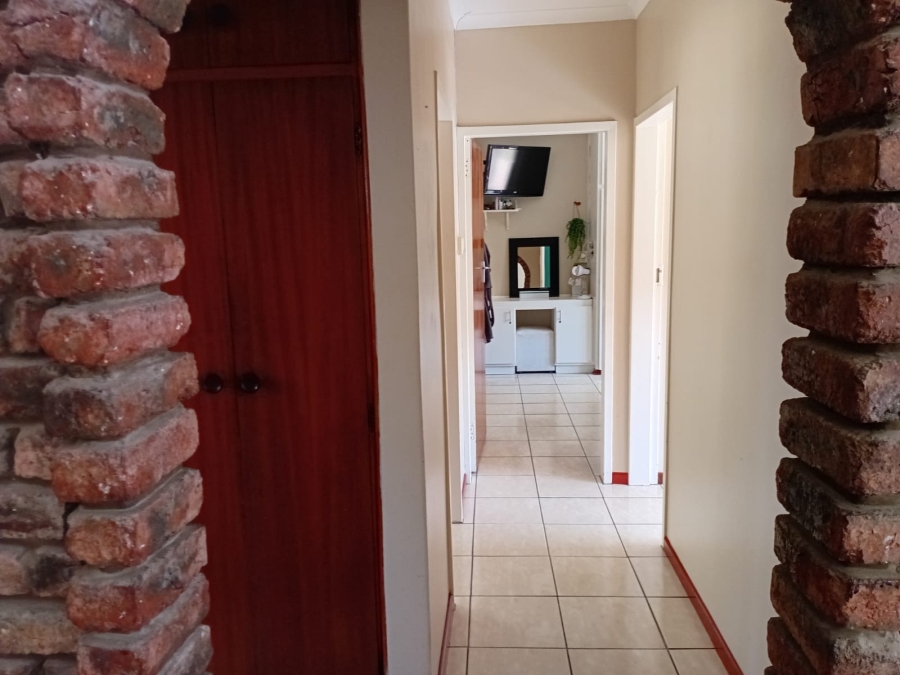To Let 4 Bedroom Property for Rent in Bonza Bay Eastern Cape